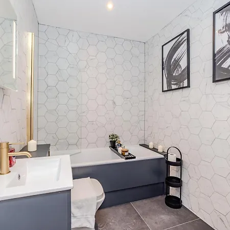 Super Central 2 Bedroom Flat I Next To Shopping Center & Brighton Beach Exterior photo