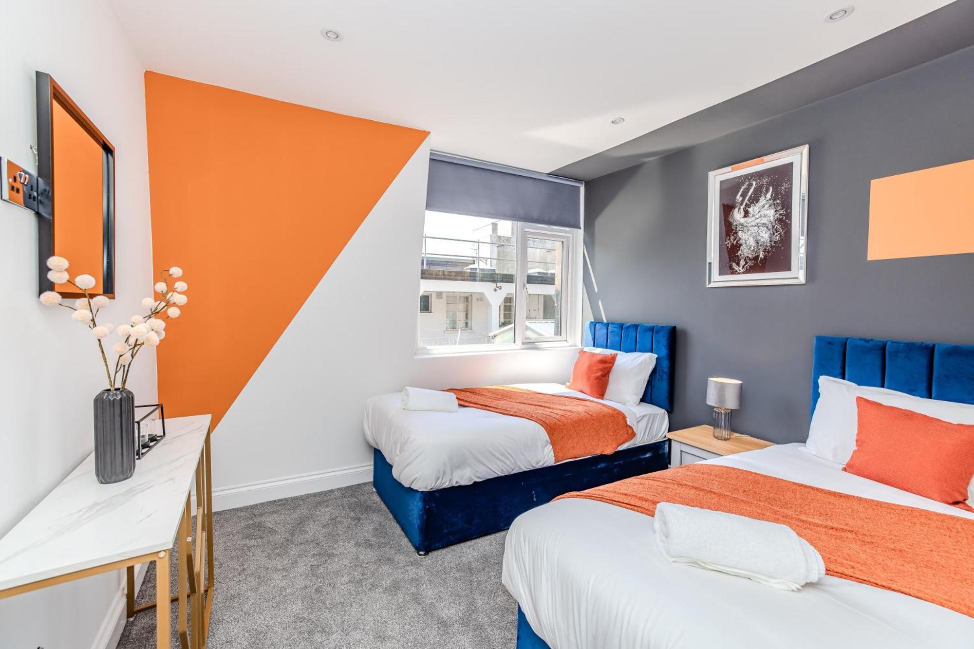 Super 2 Bedroom Flat I Next To Shopping Center & * Hove